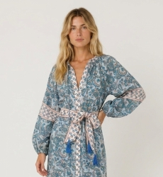 Elegante vestido longo estilo quimono, tecido fluido e leve, design chique, ideal para o verão, vista de três quartos lateral.