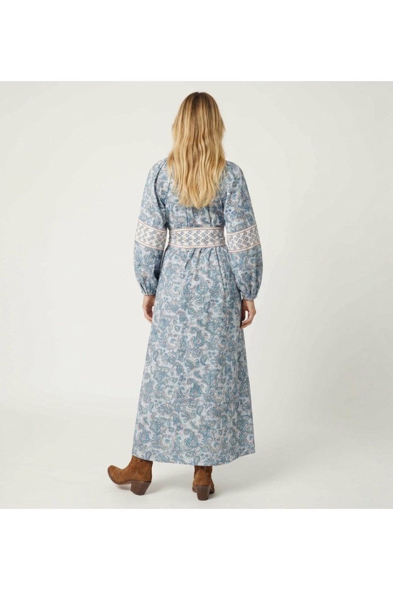 Vestido longo estilo quimono, apresentado de costas, realçando sua fluidez, corte solto e estilo elegante.