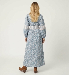 Robe longue style kimono, présentée de dos, soulignant sa coupe fluide et son allure élégante et décontractée.