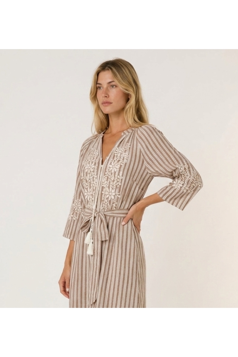Vestido midi listrado marrom e branco com saia em camadas, bordado floral branco e cintura com laço e borlas.