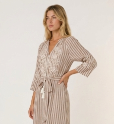 Vestito midi a righe marroni e bianche con gonna a balze, ricamo floreale bianco e vita con fiocco e nappe.