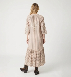Robe longue midi rayée marron et blanc, dos, jupe étagée, broderie florale blanche, taille nouée à pompons.