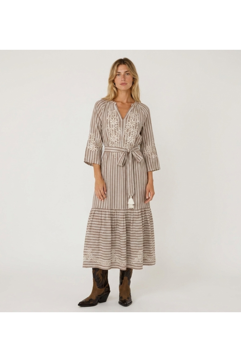 Braunes und weißes gestreiftes Midikleid, Stufenrock, weiße Blumenstickerei, Bindegürtel mit Quasten, Vorderansicht.