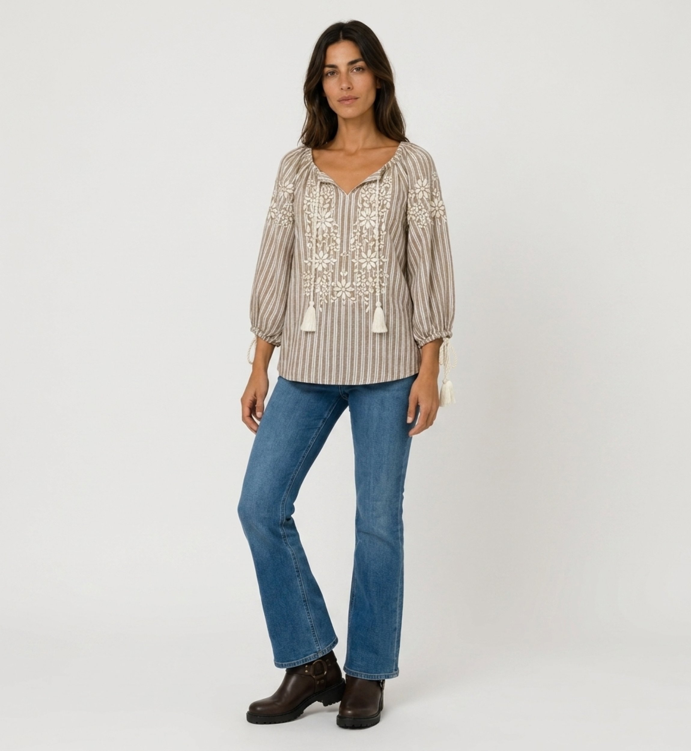 Blusa contadina righe marroni e bianche, scollo V, maniche 3/4 a palloncino, ricamo floreale e nappe, vista frontale.
