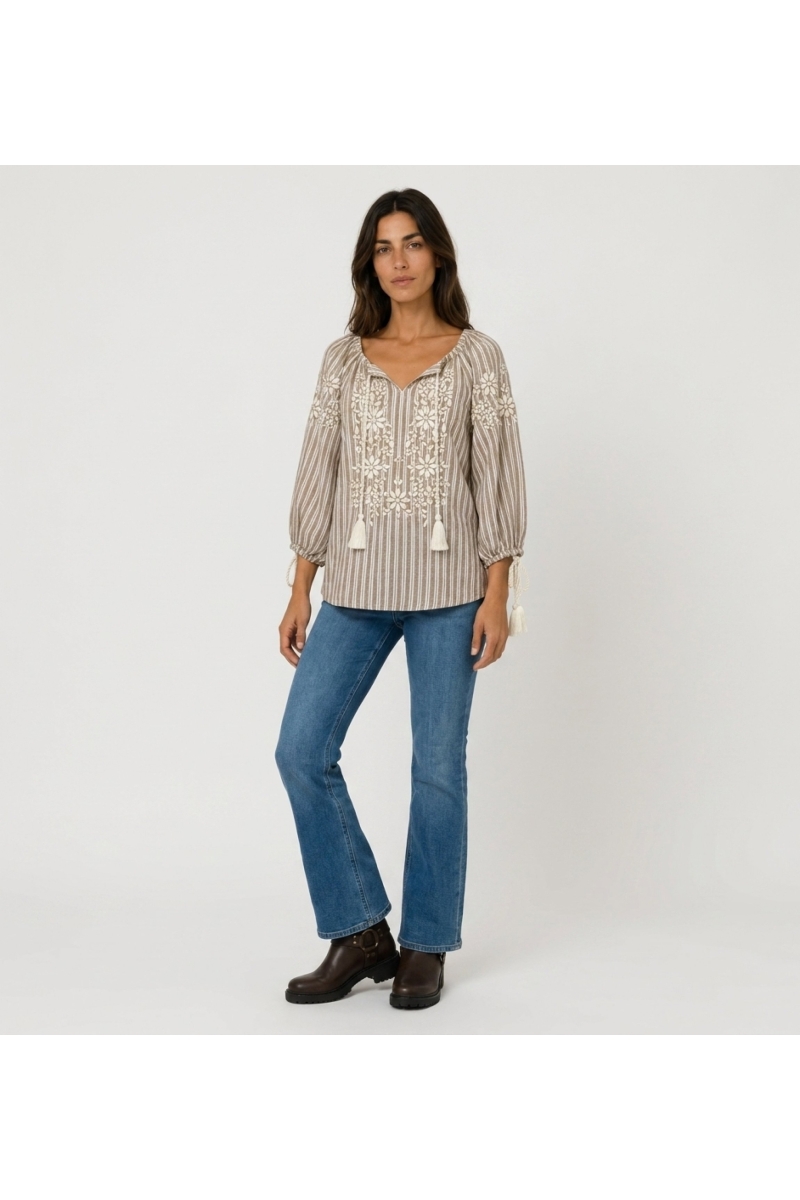 Blusa camponesa listrada marrom e branca, decote V, mangas 3/4 bufantes, bordado floral e borlas, vista frontal.