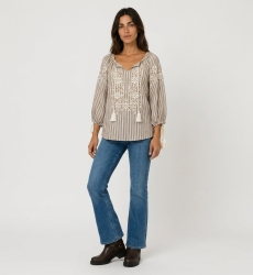 Blusa camponesa listrada marrom e branca, decote V, mangas 3/4 bufantes, bordado floral e borlas, vista frontal.
