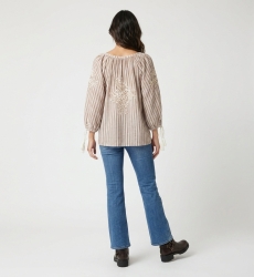 Blusa camponesa listrada marrom e branca, decote V, mangas balão 3/4, bordado floral branco, borlas, vista traseira.