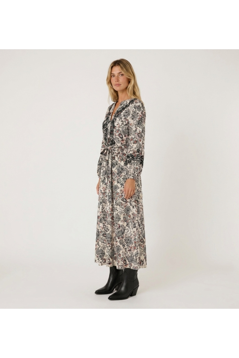 Cremefarbenes Midikleid mit schwarz-rotem Blumenmuster, V-Ausschnitt, 3/4-Ballonärmeln, Bindegürtel, Seitenansicht.