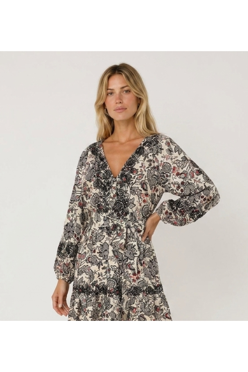 Cremefarbenes Minikleid, Paisley schwarz/rot, V-Ausschnitt, Langarm, Stufenrock, Bindegürtel, leichter Stoff, Seitenansicht.