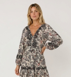 Robe courte crème à motif cachemire noir et rouge, col V, manches longues, jupe étagée, taille nouée, tissu léger, vue côté.