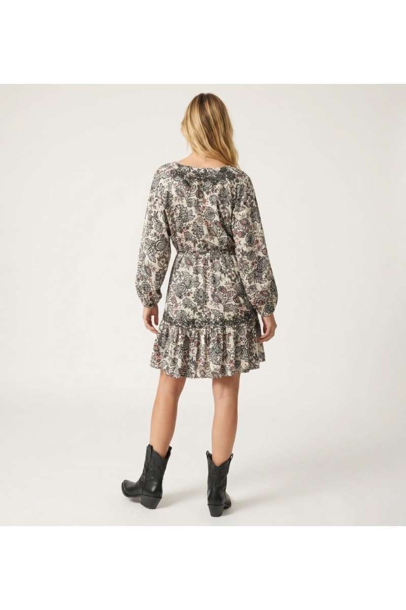 Robe courte crème à manches longues, col V, motifs cachemire noir et rouge, jupe étagée, taille nouée, tissu léger, vue de dos.
