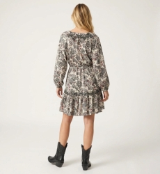 Robe courte crème à manches longues, col V, motifs cachemire noir et rouge, jupe étagée, taille nouée, tissu léger, vue de dos.