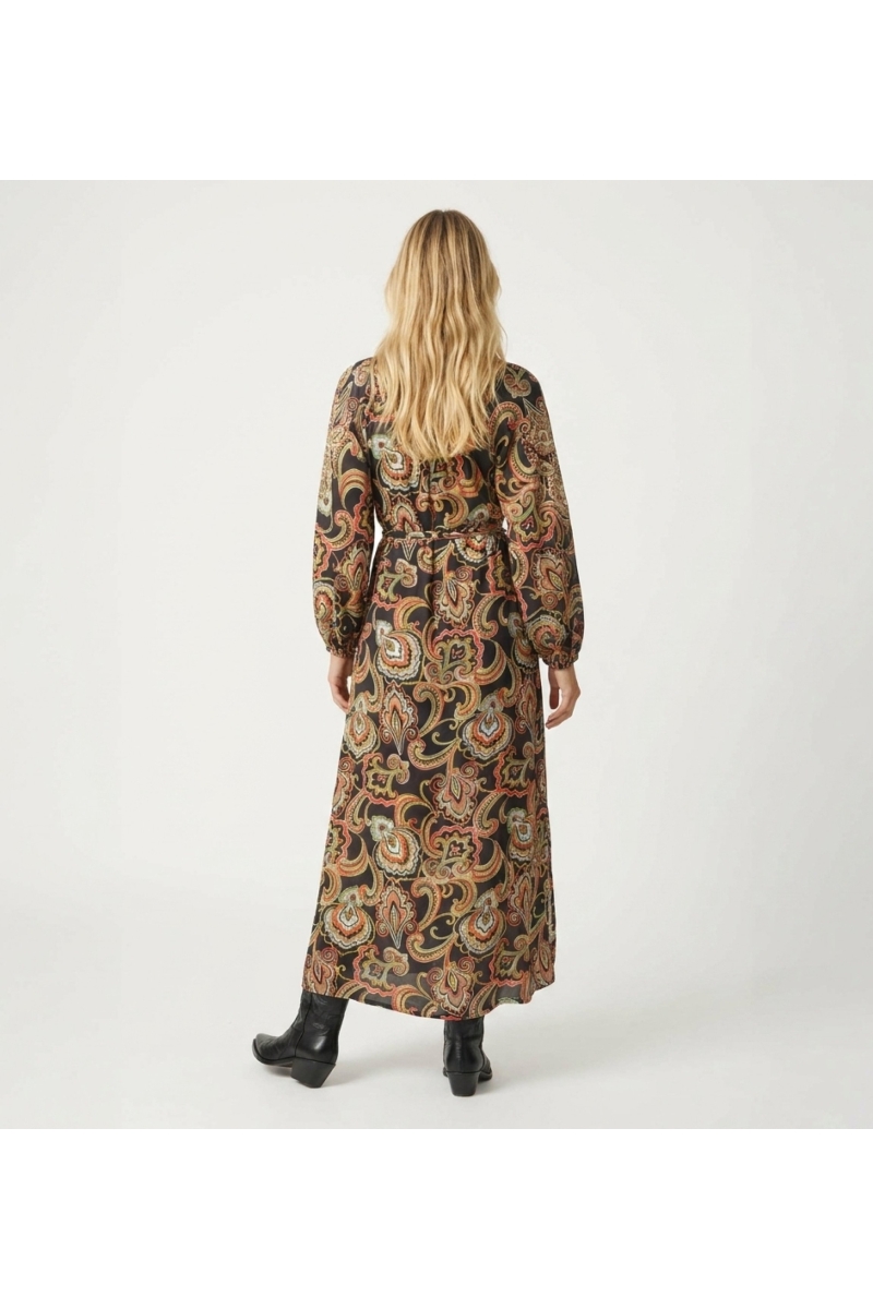 Schwarzes Langarm Maxikleid, farbenfrohes Paisley-Muster, fließender Stoff, Bindegürtel mit Quasten, Rückansicht.