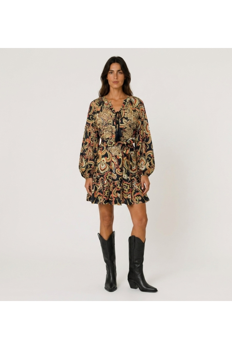 Schwarzes Langarm-Minikleid mit buntem Paisley-Muster, Bindekragen mit Quasten, Taillenschnürung und Rüschensaum, Vorderansicht.