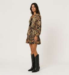 Schwarzes Langarm-Minikleid mit buntem Paisley-Muster, Bindekragen, Taillengürtel und Rüschensaum, Dreiviertelansicht.