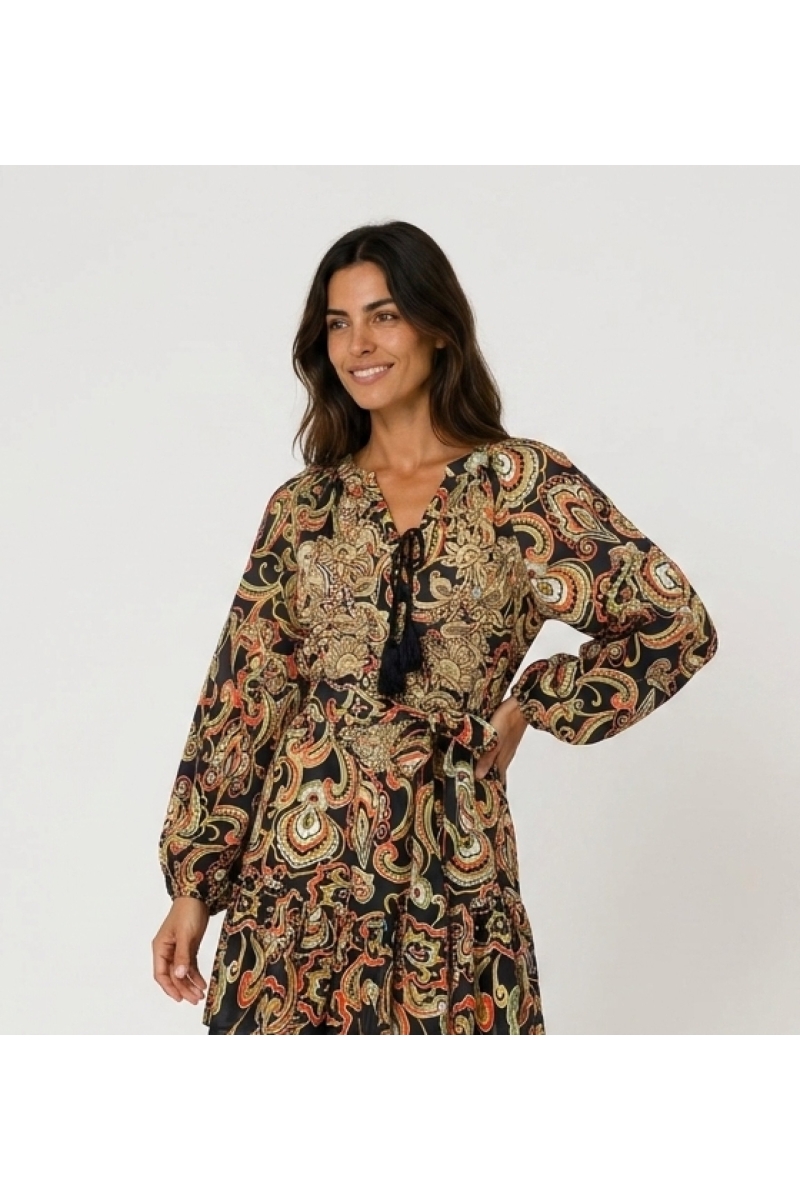 Mini abito nero a maniche lunghe con stampa paisley colorata, scollo annodato con nappe, vita arricciata e orlo a balze.