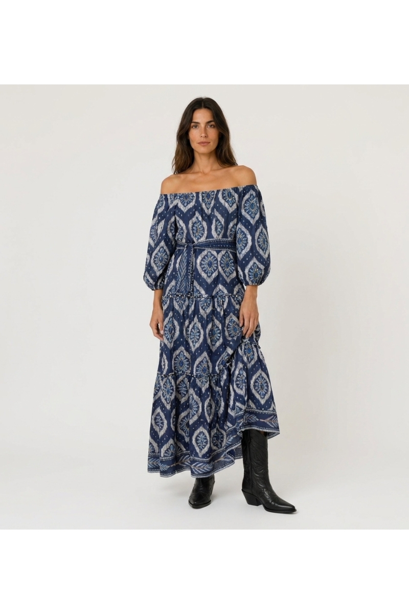Marineblaues Maxikleid mit Carmen-Ausschnitt, weiß-hellblauem Ikat-Muster, Stufen, Puffärmeln und Bindegürtel.