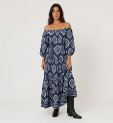 Marineblaues Maxikleid mit Carmen-Ausschnitt, weiß-hellblauem Ikat-Muster, Stufen, Puffärmeln und Bindegürtel.
