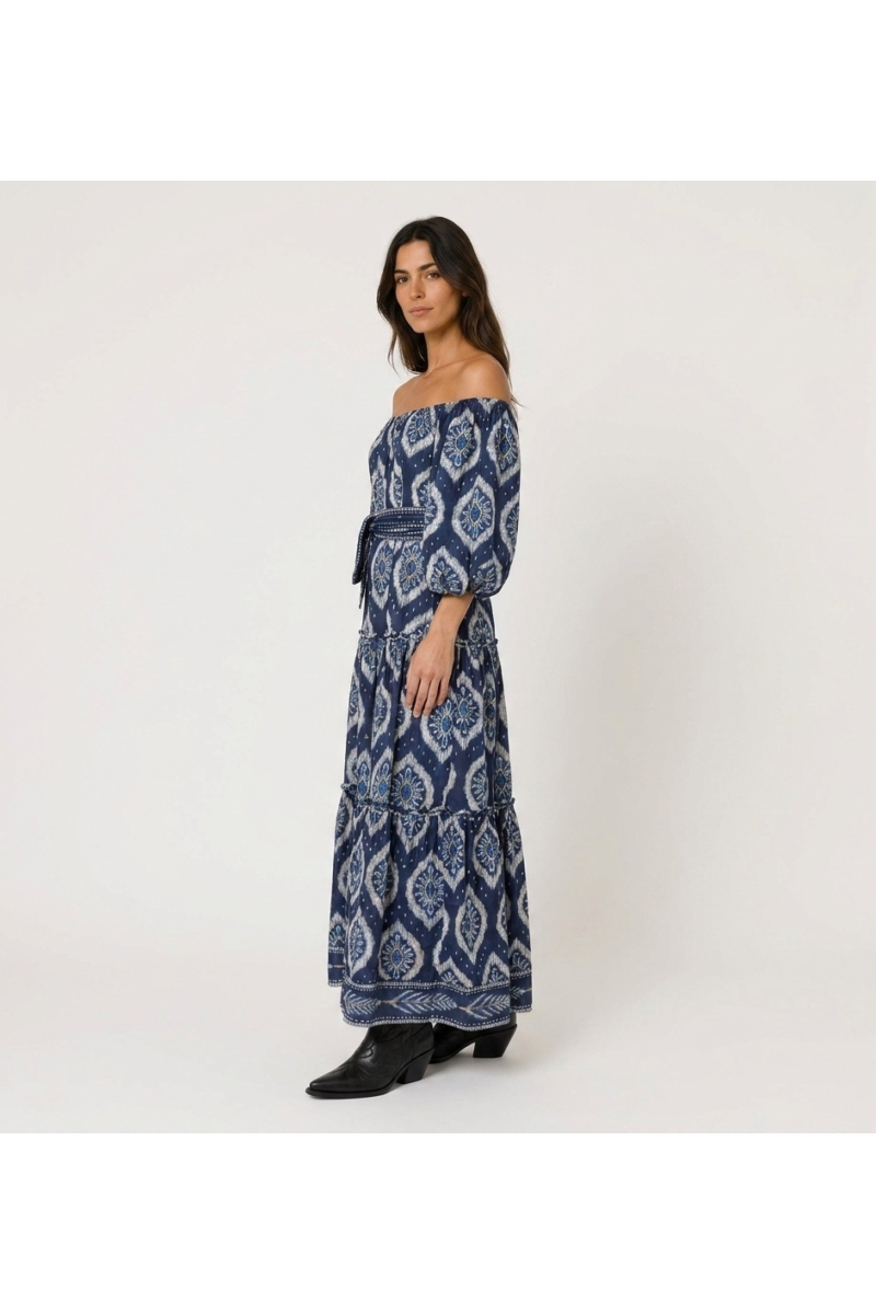 Marineblaues schulterfreies gestuftes Maxikleid mit weißem Ikat-Muster, Puffärmeln und Bindegürtel.
