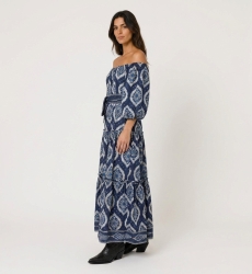 Marineblaues schulterfreies gestuftes Maxikleid mit weißem Ikat-Muster, Puffärmeln und Bindegürtel.