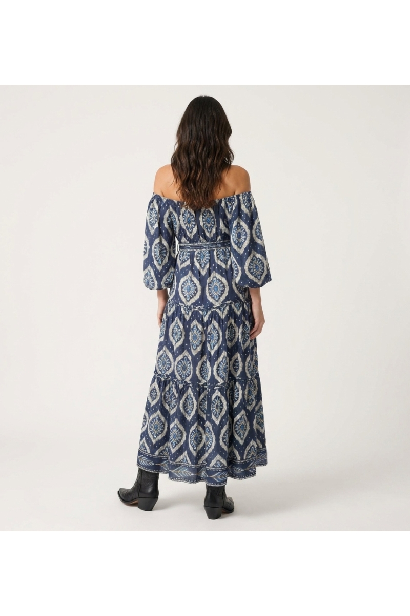 Marineblaues schulterfreies gestuftes Maxikleid mit weiß-hellblauem Ikat-Muster, Puffärmeln und Bindegürtel, Rückansicht.