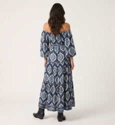 Marineblaues schulterfreies gestuftes Maxikleid mit weiß-hellblauem Ikat-Muster, Puffärmeln und Bindegürtel, Rückansicht.