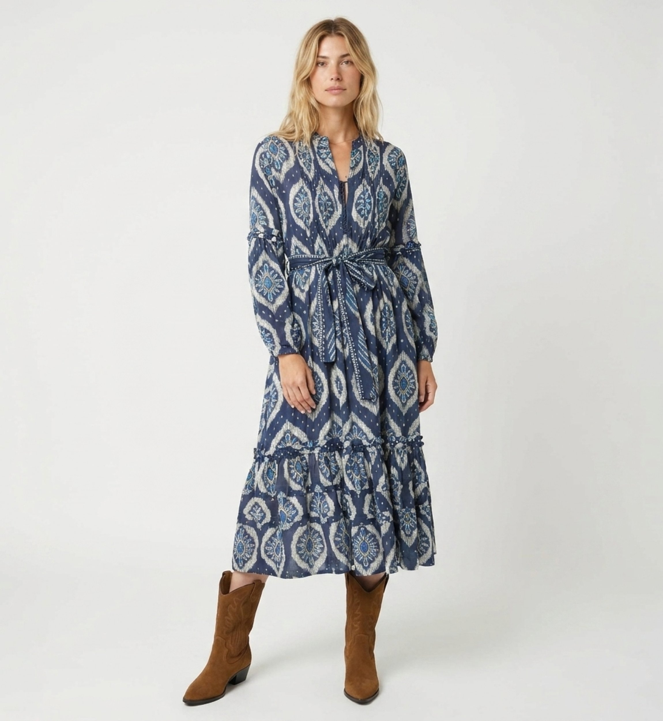 Blau-weißes Ikat-Midi-Kleid, lange Puffärmel, Stufenrock und passender Bindegürtel, Vorderansicht.