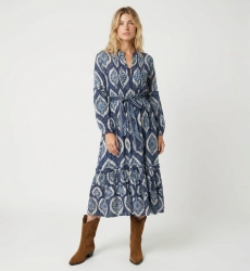 Blau-weißes Ikat-Midi-Kleid, lange Puffärmel, Stufenrock und passender Bindegürtel, Vorderansicht.