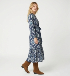 Blau-weißes Ikat-Midi-Kleid, lange Puffärmel, Stufenrock, Bindegürtel mit Quasten, Dreiviertel-Seitenansicht.