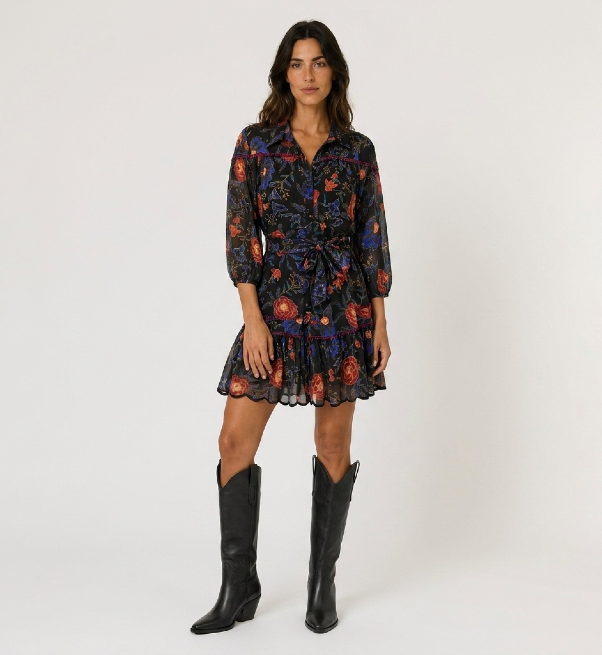 Robe courte noire à imprimé floral rouge et bleu, col, manches ballon 3/4, taille nouée, ourlet festonné.