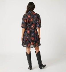 Schwarzes Minikleid Kragen, rot-blauem Blumenmuster, 3/4-Ballonärmeln, Bindegürtel, gestuftem Wellensaum, Rückansicht.