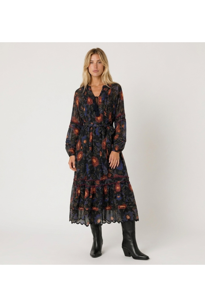 Schwarzes Midikleid mit langen Ärmeln, rot-blauem Blumenmuster, Stufenrock, Bindegürtel, aus leichtem, transparentem Stoff.