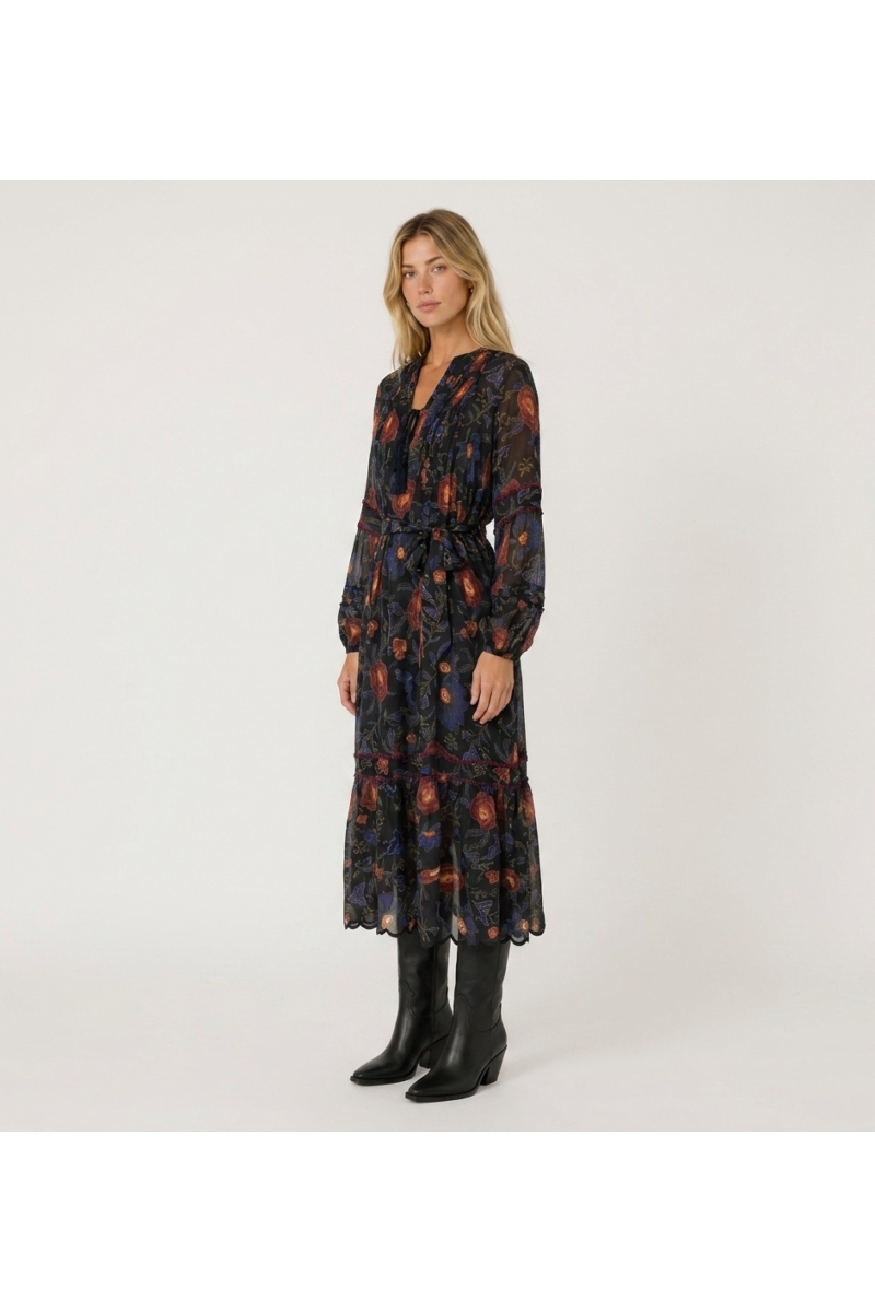 Schwarzes Langarm-Midikleid mit rot-blauem Blumenmuster, Stufenrock, Bindegürtel, aus leichtem, transparentem Stoff.