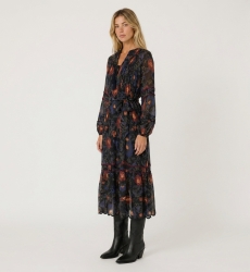 Vestito midi nero maniche lunghe, stampa floreale rossa e blu, gonna a balze, vita annodata, tessuto leggero trasparente.