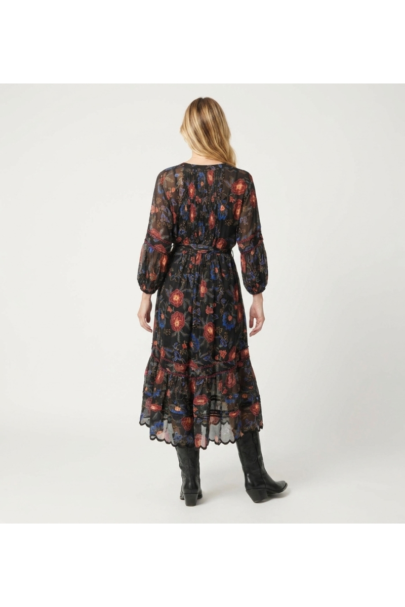 Schwarzes Midikleid, lange Ärmel, rot-blaues Blumenmuster, Stufenrock, Bindegürtel, leichter transparenter Stoff, Rückansicht.