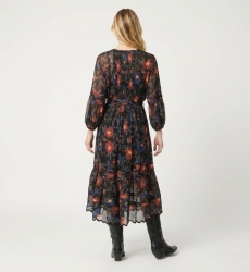 Schwarzes Midikleid, lange Ärmel, rot-blaues Blumenmuster, Stufenrock, Bindegürtel, leichter transparenter Stoff, Rückansicht.