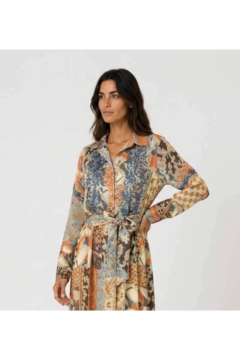 Maxi abito chemisier a maniche lunghe, patchwork floreale e geometrico blu, arancio, marrone. Tessuto leggero, vita annodata.
