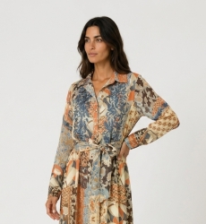 Langärmliges Maxi-Hemdblusenkleid mit blauem, orangefarbenem und braunem Blumen-Patchwork. Leichter Stoff, gebundene Taille.