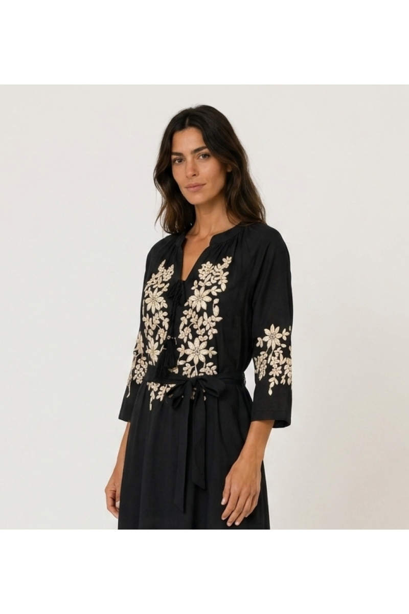 Schwarzes Midikleid im Bauernstil, locker, goldene Blumenstickerei an Mieder, Ärmeln, Saum, Bindegürtel, Dreiviertelansicht.