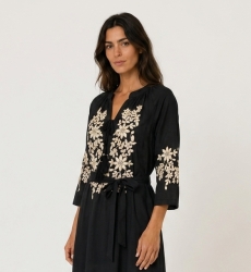 Abito midi nero stile contadino, ampio, ricami floreali dorati su corpetto, maniche e orlo, vita con laccetti, vista 3/4.