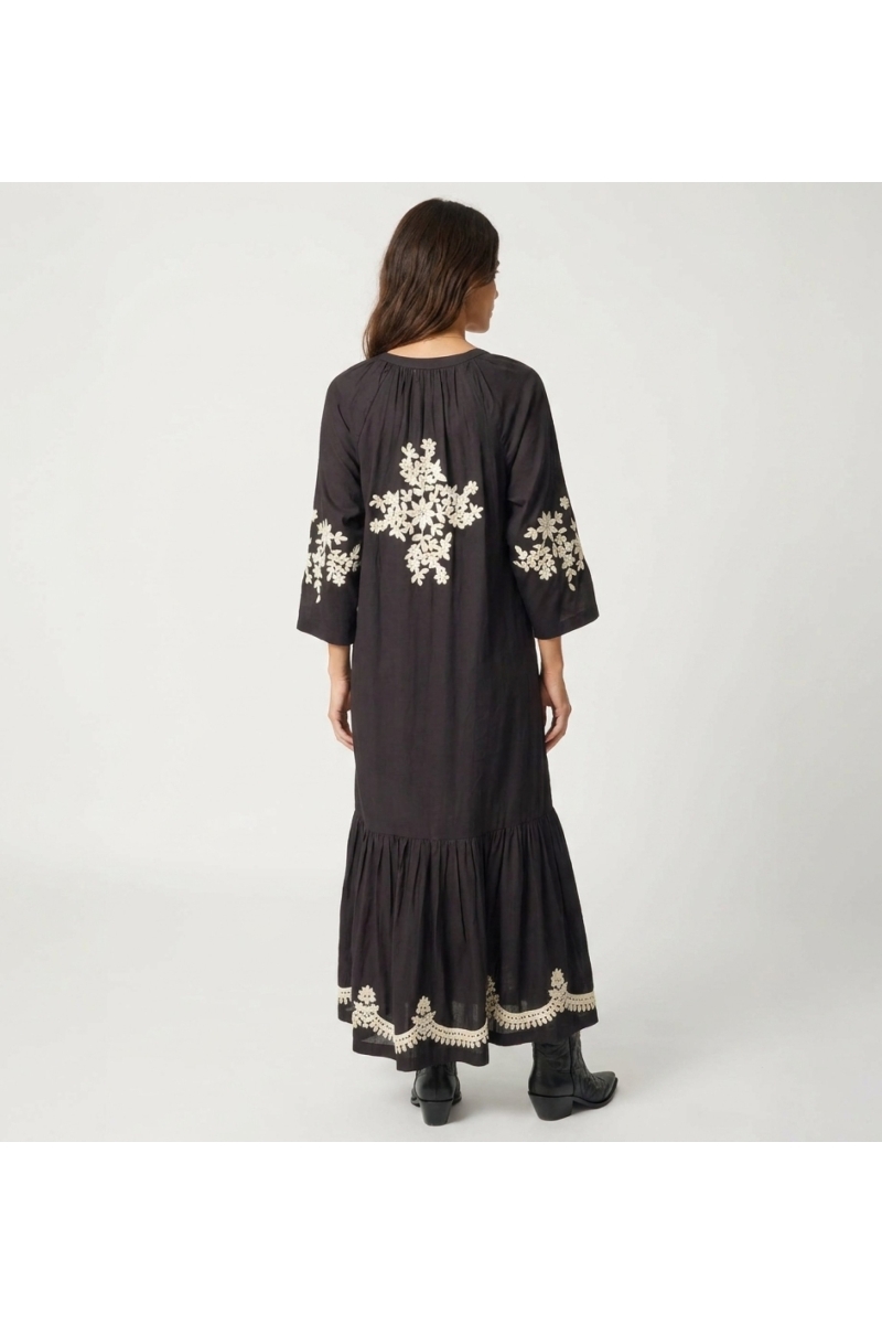 Robe paysanne noire mi-longue, coupe ample avec broderie florale dorée au dos, manches et ourlet. Vue arrière.