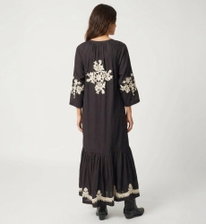 Robe paysanne noire mi-longue, coupe ample avec broderie florale dorée au dos, manches et ourlet. Vue arrière.