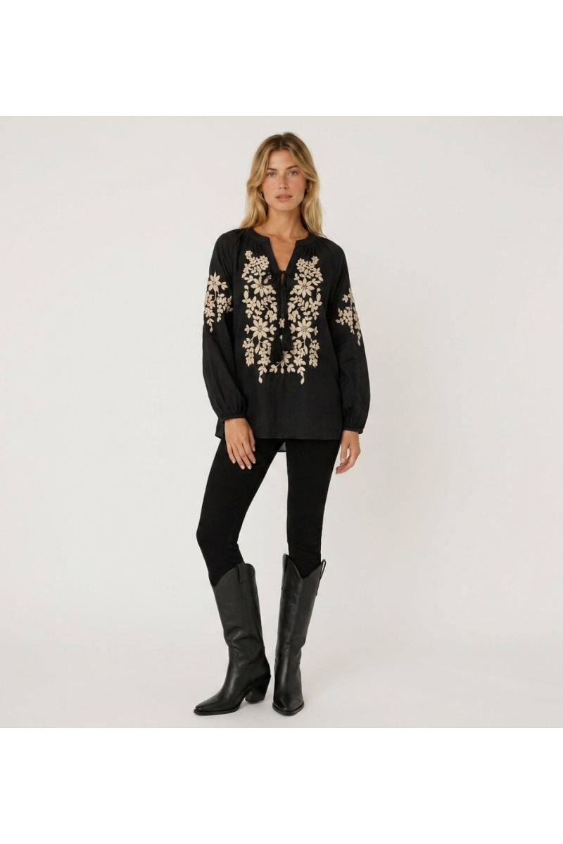 Schwarze Langarm-Bauernbluse mit V-Ausschnitt, Bindeband, cremefarbener Blumenstickerei, Leinenoptik.
