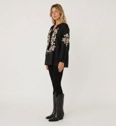 Schwarze Langarm-Bauernbluse mit V-Ausschnitt und Bindeband. Cremefarbene Blumenstickerei, Leinenoptik, 3/4-Ansicht.