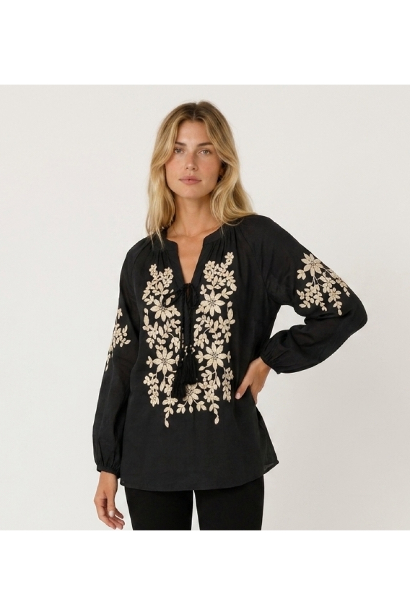 Schwarze Langarm-Bauernbluse, V-Ausschnitt mit Bindeband, cremefarbene Blumenstickerei, Leinen-Optik, Seitenansicht.