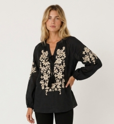 Schwarze Langarm-Bauernbluse, V-Ausschnitt mit Bindeband, cremefarbene Blumenstickerei, Leinen-Optik, Seitenansicht.