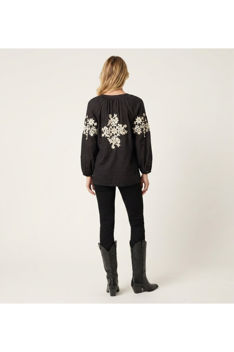 Schwarze Langarm-Bauernbluse in Leinenoptik mit cremefarbener Blumenstickerei, detaillierte Rückenansicht.