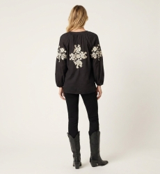 Schwarze Langarm-Bauernbluse in Leinenoptik mit cremefarbener Blumenstickerei, detaillierte Rückenansicht.