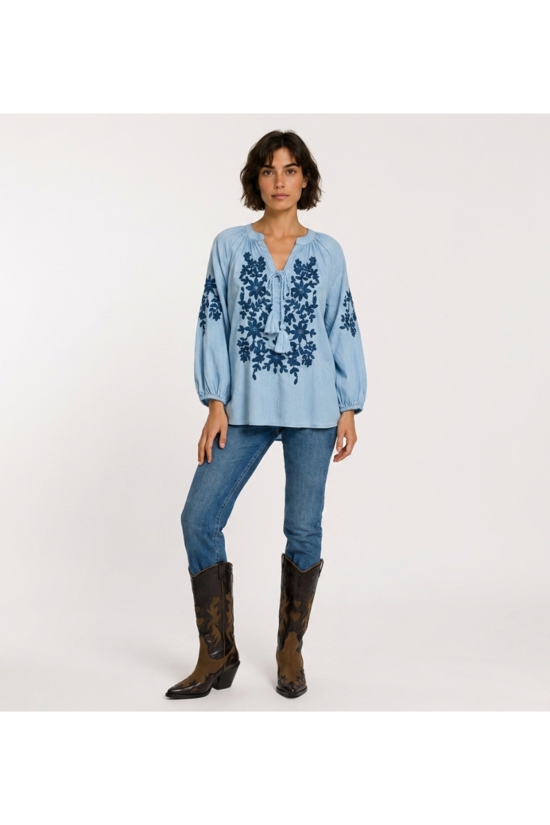 Schwarze Langarm-Bauernbluse mit V-Ausschnitt, Bindeband und cremefarbener Blumenstickerei. Leinenoptik, Vorderansicht.