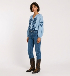 Blouse paysanne noire à manches longues, col V avec liens, broderie florale crème sur tissu aspect lin, vue 3/4.
